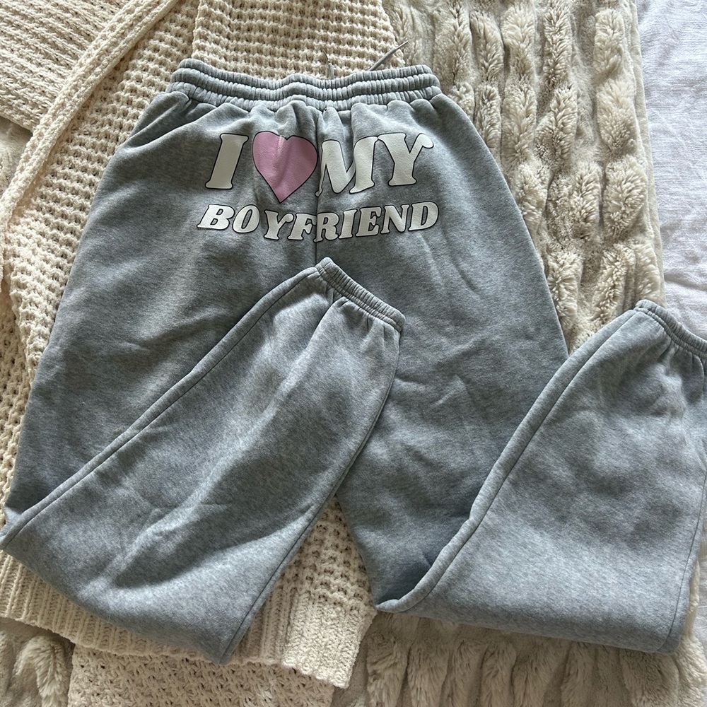 i 🩷 my BOYFRIEND sweats